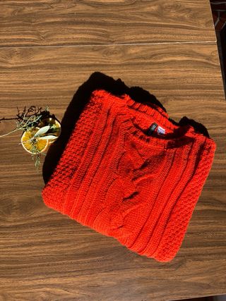 Jersey rojo anaranjado de punto grueso
