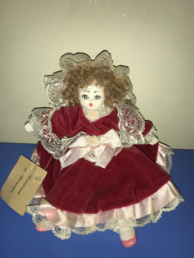 Bambola in terracotta