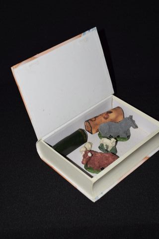 Caixa de arrumos em forma de livro