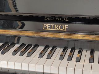 Piano Petrof