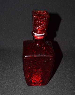 Garrafa em vidro vermelho com tampa