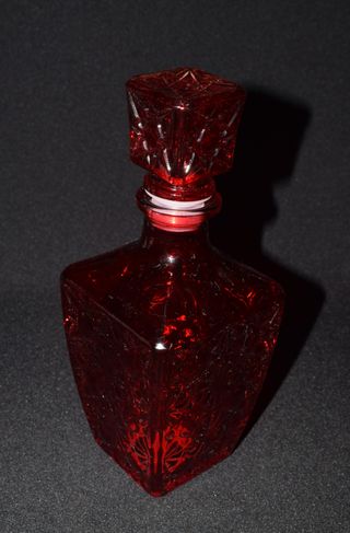 Garrafa em vidro vermelho com tampa