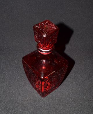 Garrafa em vidro vermelho com tampa