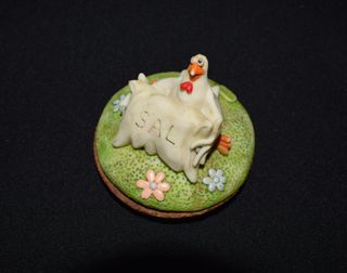 Saleiro vintage em vidro com tampa decorativa