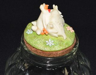 Saleiro vintage em vidro com tampa decorativa