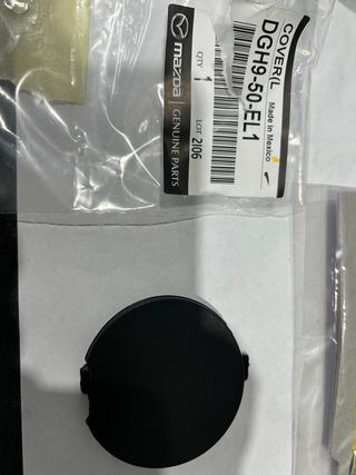 Anagrama Mazda CX-30 y tapa gancho de paragolpe