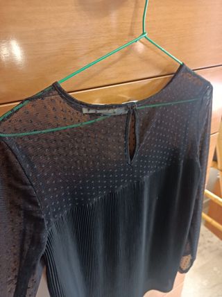 Blusa negra plisada