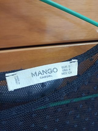 Blusa negra plisada