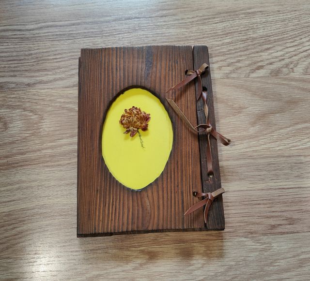 Libreta con cubierta de madera