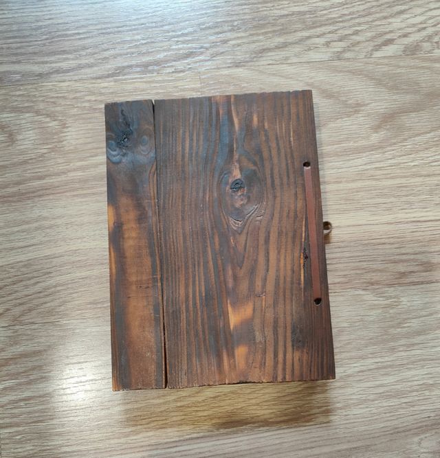 Libreta con cubierta de madera