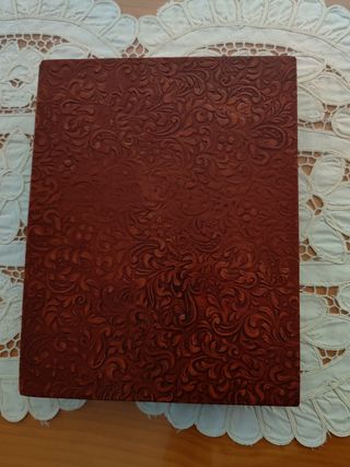 LIBRETA CON DIBUJOS EN RELIEVE.