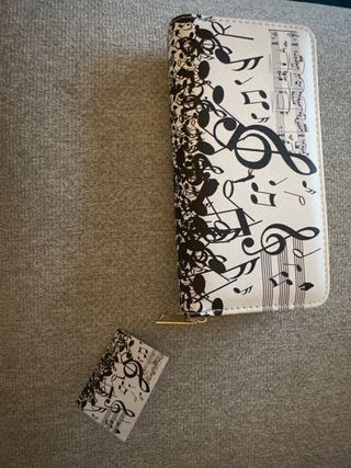 Música - monedero blanco y negro