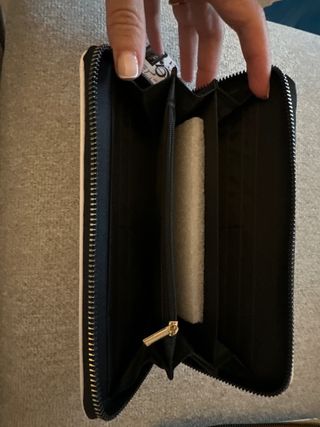 Música - monedero blanco y negro