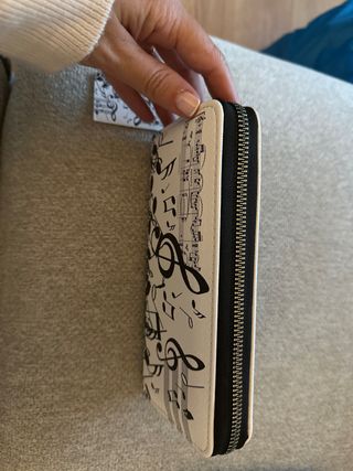 Música - monedero blanco y negro