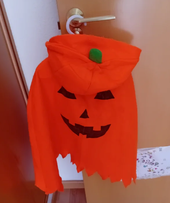 disfraz de calabaza en forma de capa con capucha