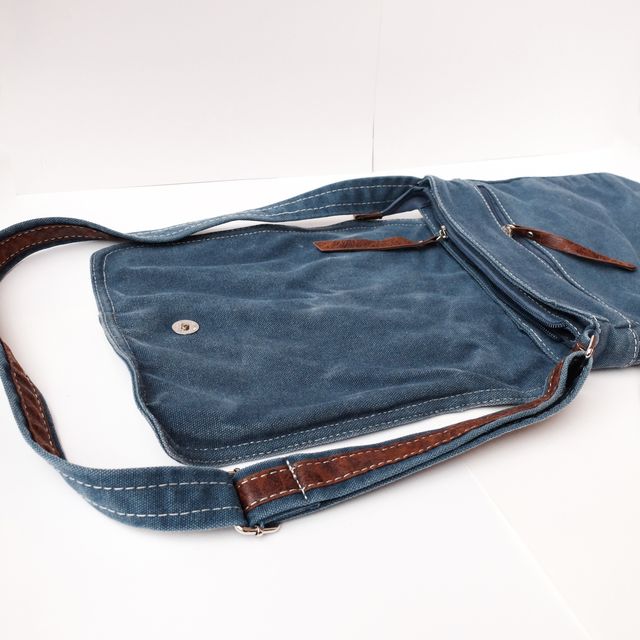 Borsa in jeans con inserti in pelle e patchwork