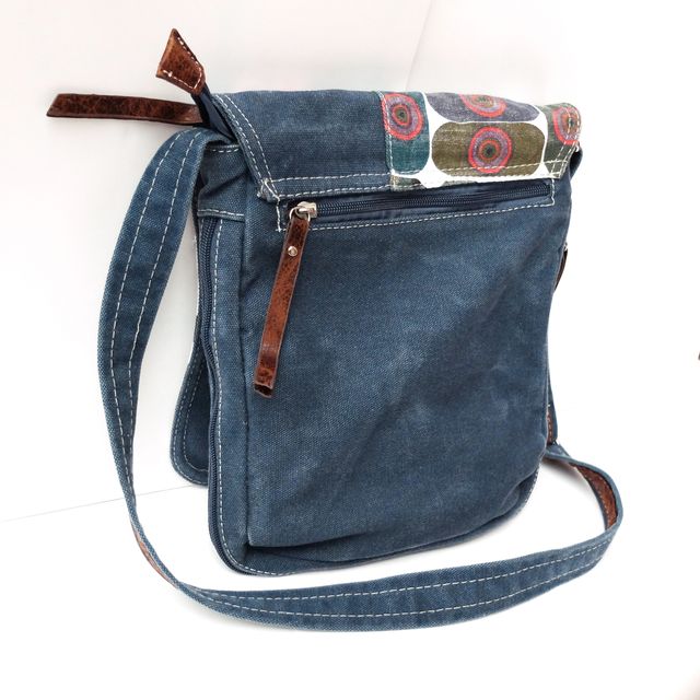 Borsa in jeans con inserti in pelle e patchwork