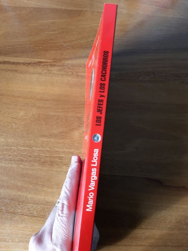 Libro Los Jefes y los cachorros M. Vargas Llosa 