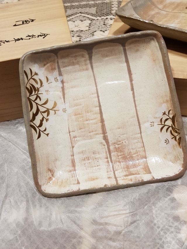 Piatto dessert con cinque piattini