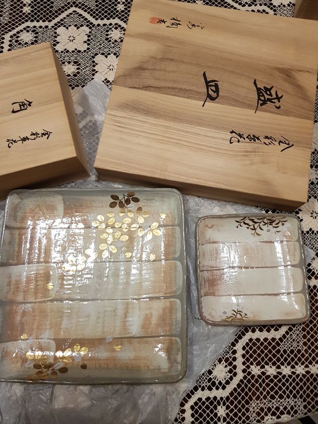 Piatto dessert con cinque piattini