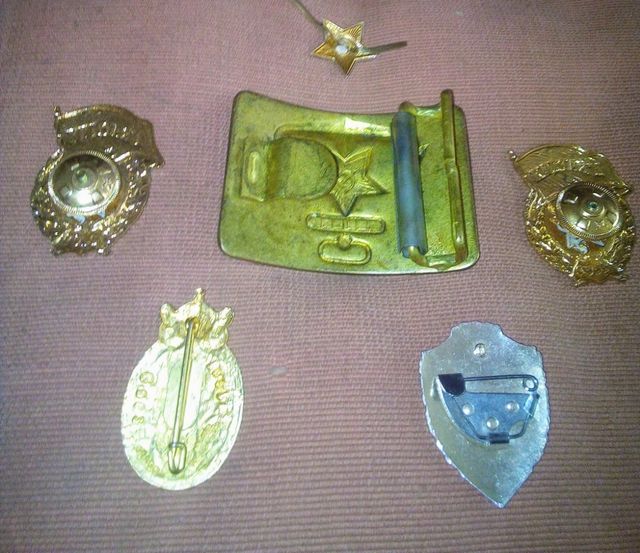 LOTE INSIGNIAS ,HEBILLA, Y PETACA ANTIGUA URRSS