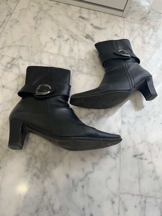 Botines negros de piel