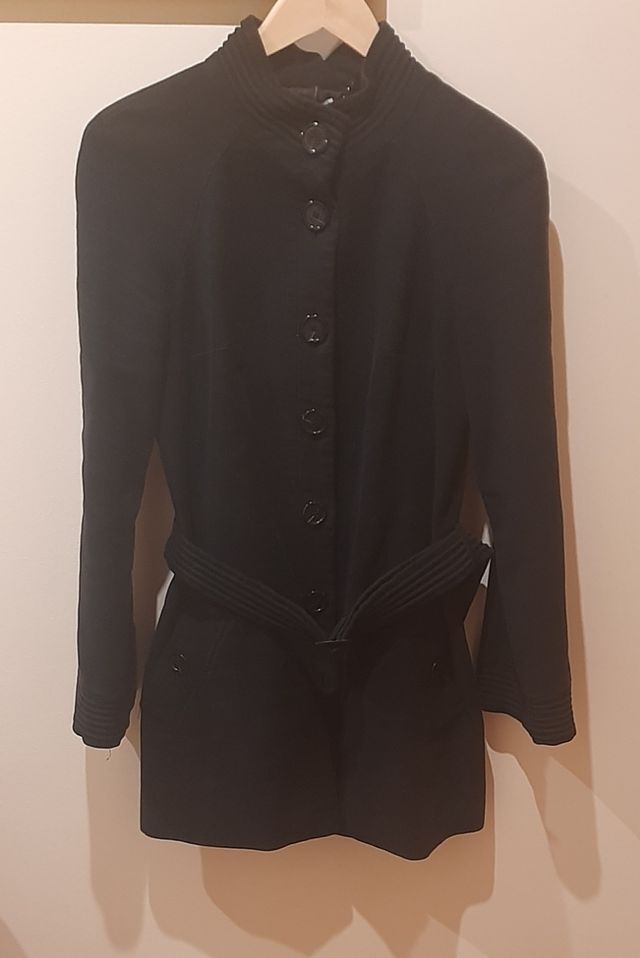 Abrigo negro de Naf Naf