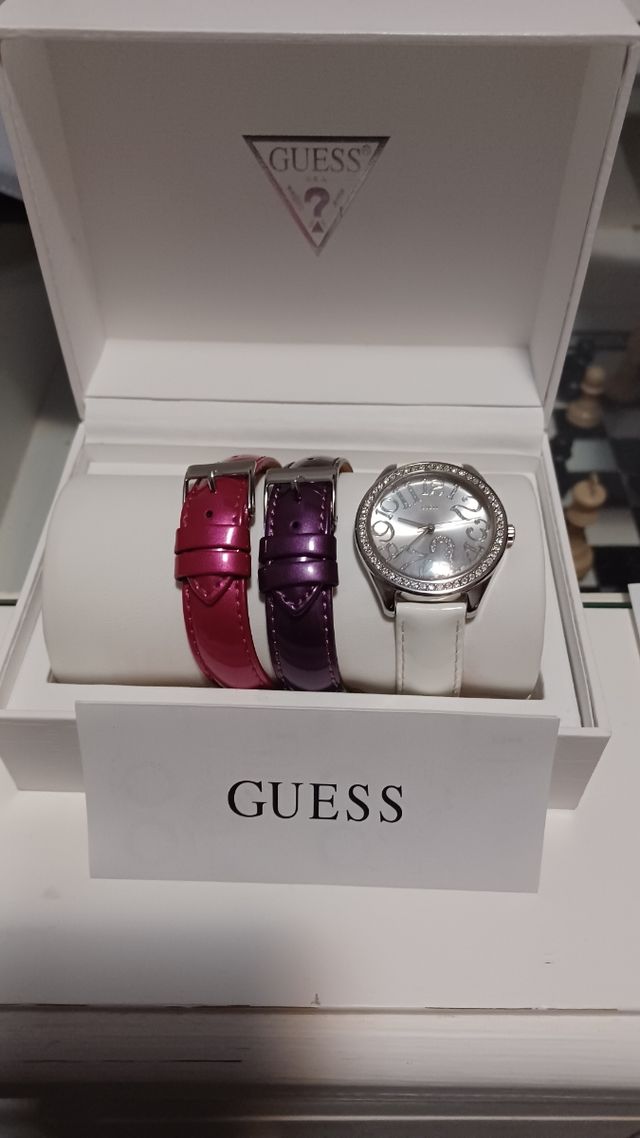 Espectacular reloj de la marca GUESS