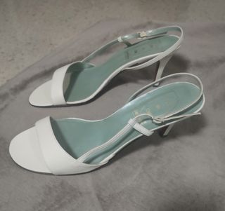 Sandalias tacón blancas con suela roja
