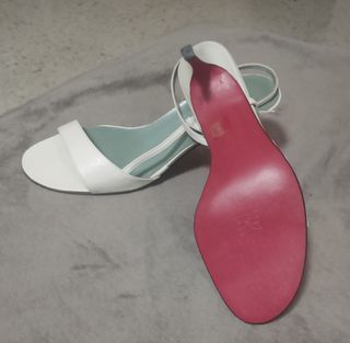 Sandalias tacón blancas con suela roja
