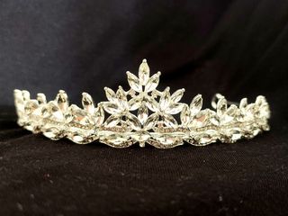 Tiara plateada con cristales