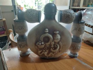 Bottiglia con bicchieri per grappa