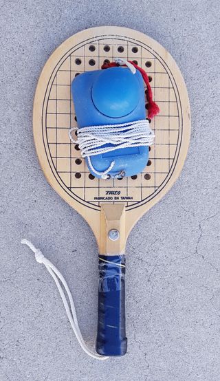 Pelota al aire, con cuerda elástica de goma