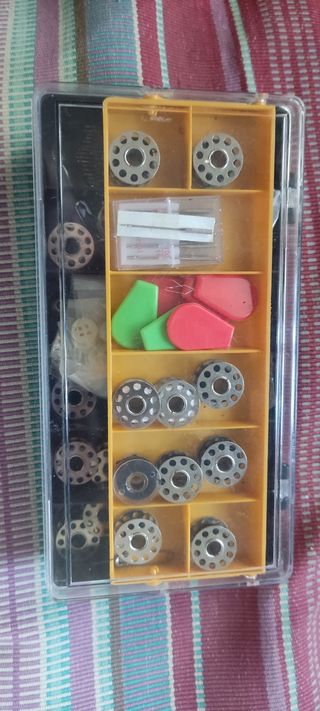 Estuche con recambios maquina coser