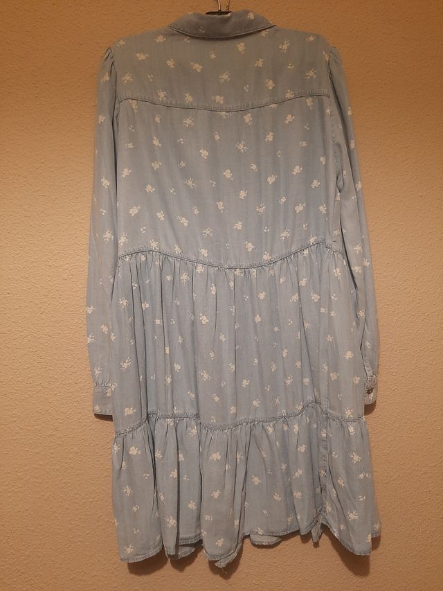 Vestido azul y flores blancas