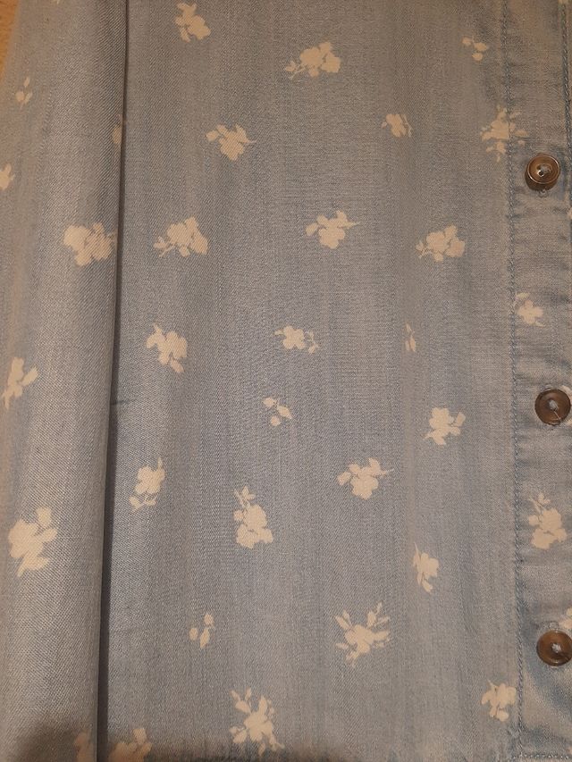 Vestido azul y flores blancas