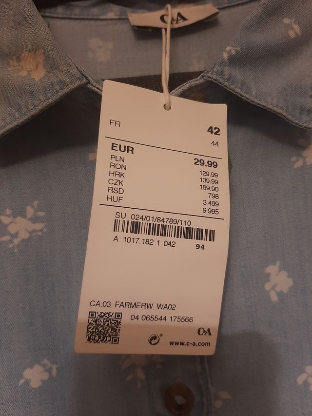 Vestido azul y flores blancas