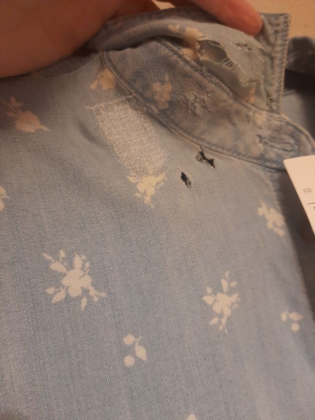 Vestido azul y flores blancas