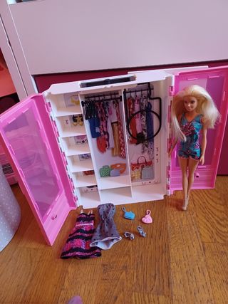 Armario de Barbie con muñeca 