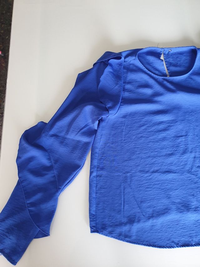 Blusa azul eléctrico, tela fluida y con caída.