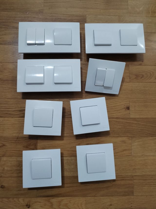 Llaves de luz Simon de segunda mano por 70 EUR en VitoriaGasteiz en