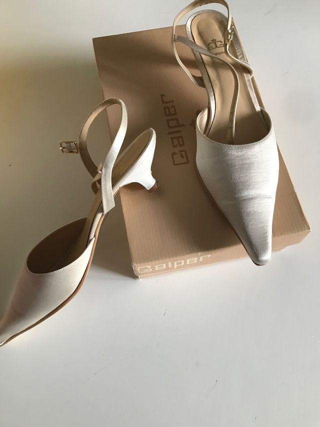 Zapatos de novia abiertos atras