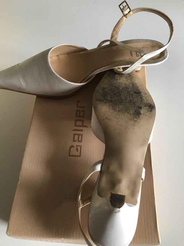 Zapatos de novia abiertos atras