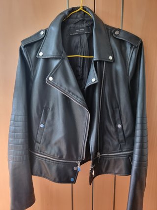 Cazadora mujer biker Zara efecto piel