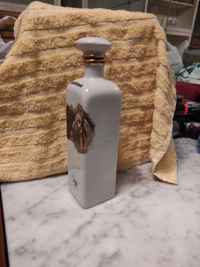 Botella antigua coñac de porcelana