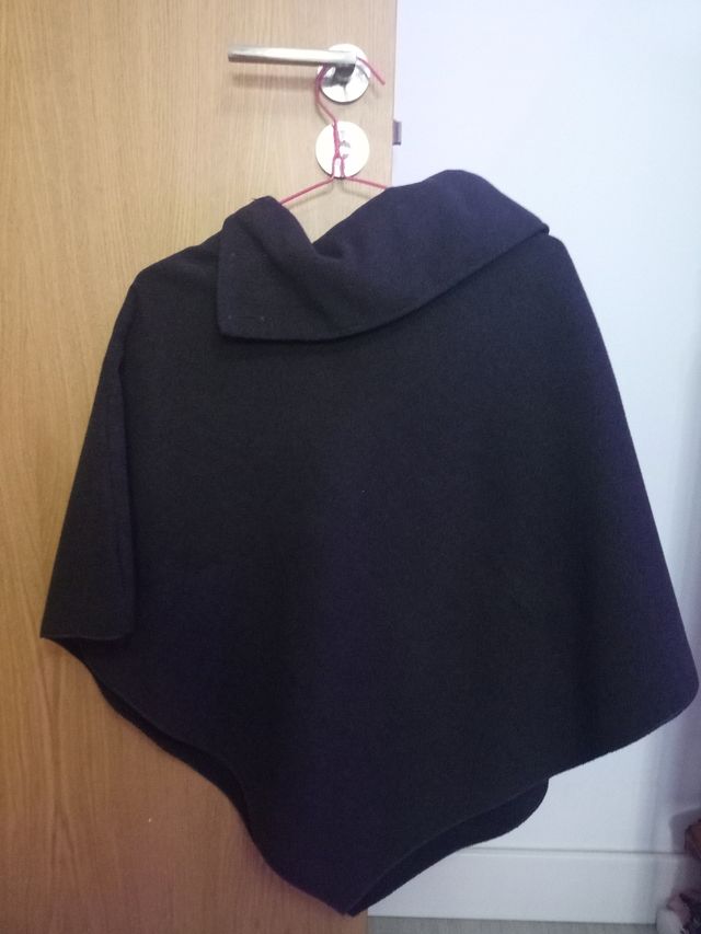 Capa de color gris oscuro