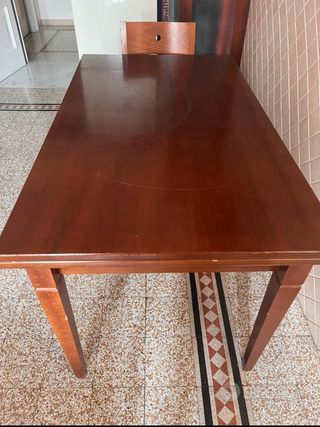 tavolo in legno con 4 sedie