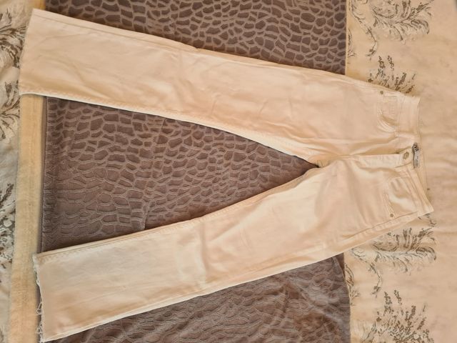 Pantalón vaquero blanco de Zara