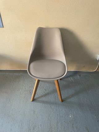 Sillas estilo Nórdico plástico y madera