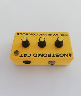 Delay Punk Console color amarillo